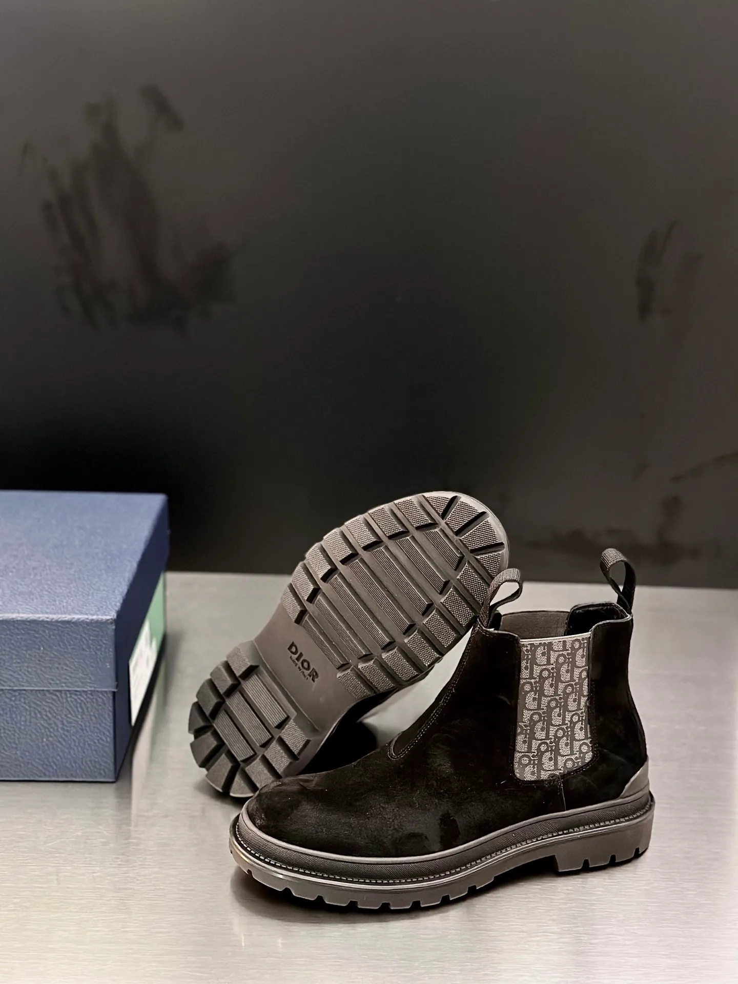 Men's shoes 💰920 Dior Dior high-top sneakers, top-quality goods produced in Dongguan, show version, leading counter trial style, Nappa cowhide material, light and breathable, soft and comfortable, easier to put on and take off, calfskin leather edging, distinctive sports style, genuine leather tongue Dior letter badge, showing the brand style, lightweight embossed pattern rubber sole, light and genuine leather feet, with original packaging Size: 39-40-41-42-43-44 (45, 46 customized) leather shoe size